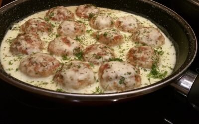 Kalakutienos kukuliai su baltu padažu keptuvėje